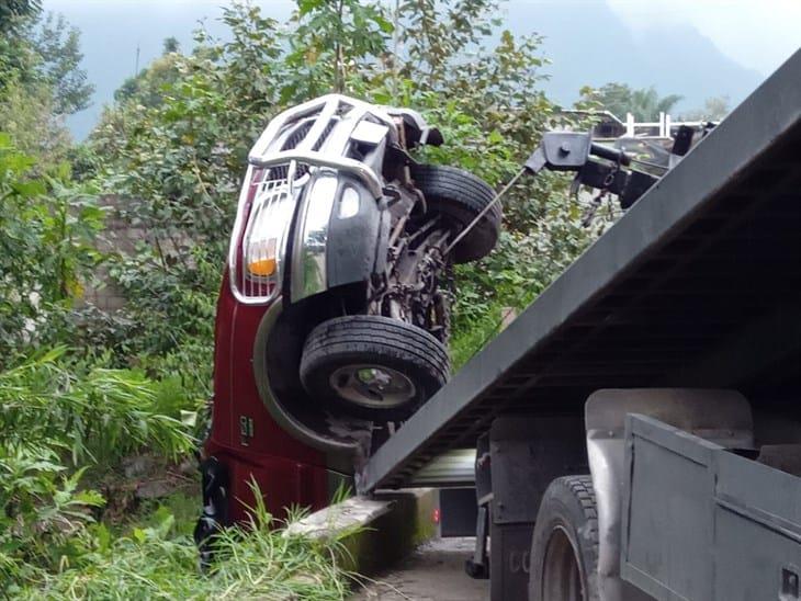 Camioneta pierde el control y cae al caudal del río Orizaba, en Ixhuatlancillo