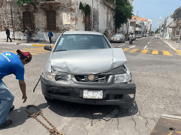 Carambola en avenida Hidalgo deja daños materiales y caos vial en Veracruz