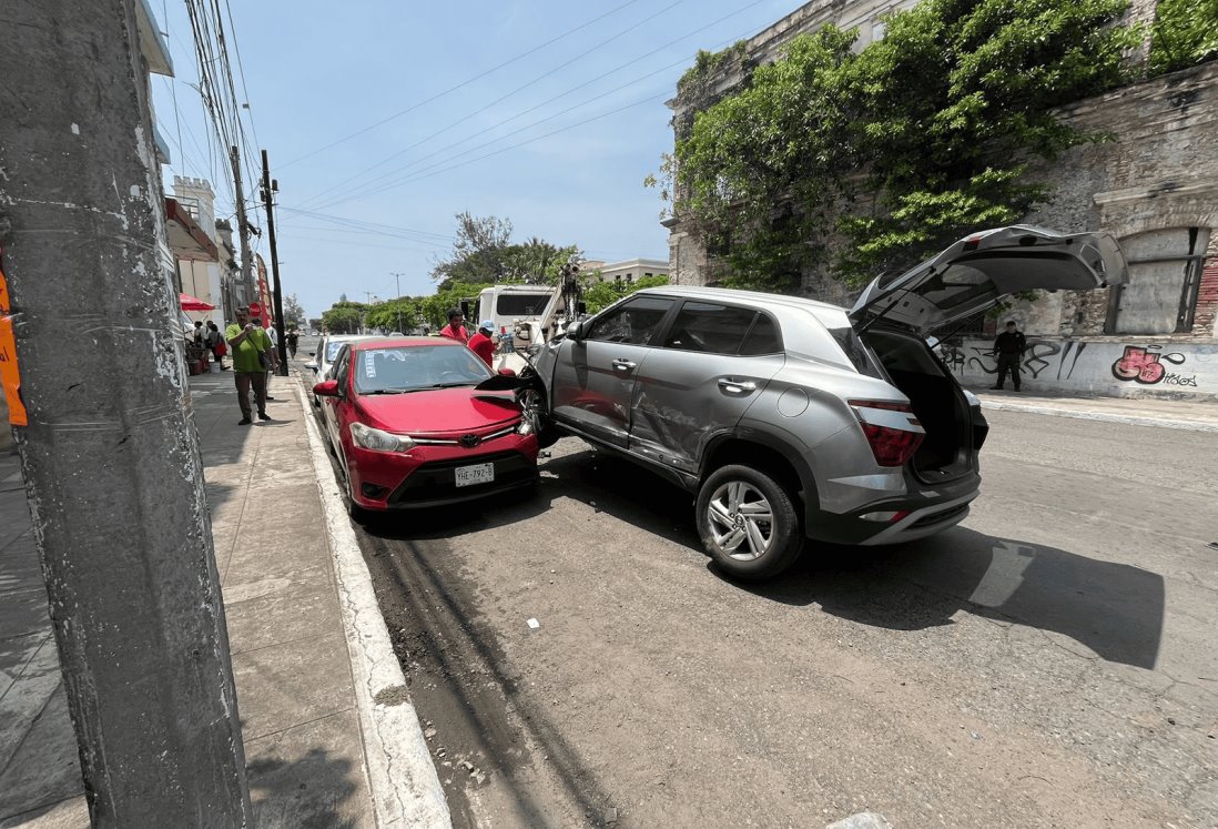 Carambola en avenida Hidalgo deja daños materiales y caos vial en Veracruz