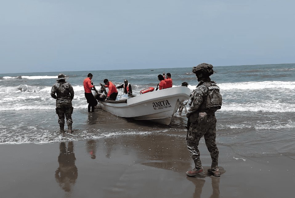 Personal naval rescata a dos bañistas en Playa Chachalacas