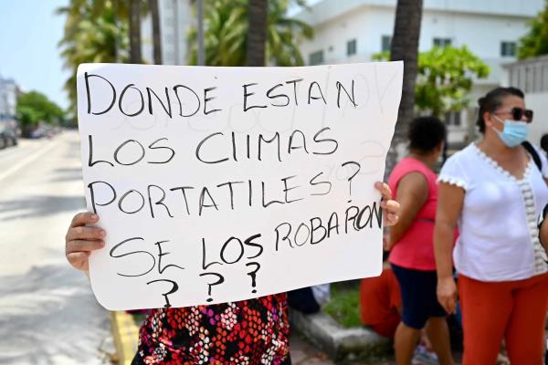 Protestan padres de familia de niños con cáncer en Torre Pediátrica en Veracruz | VIDEO