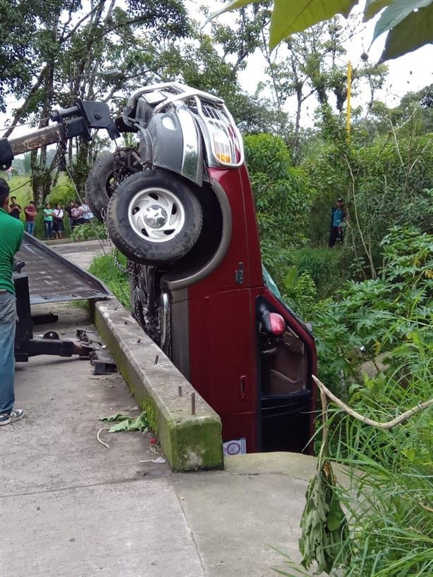 Camioneta pierde el control y cae al caudal del río Orizaba, en Ixhuatlancillo