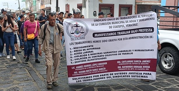 Trabajadores de CMAS protestan en Coatepec por presunto hostigamiento laboral