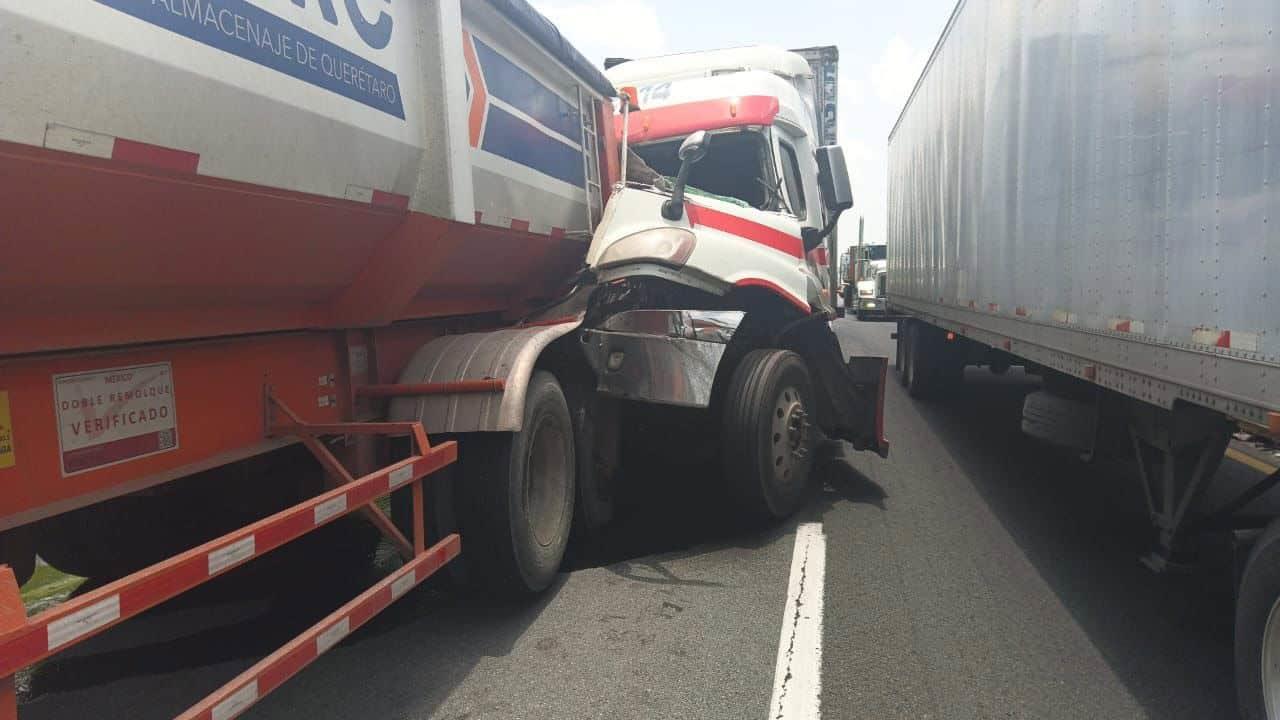 Colisionan camiones de carga sobre la autopista en Acayucan 