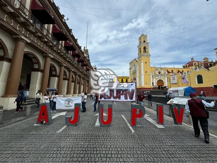 Cuitláhuac, tu acción omisa afecta a jubilados; pensionados protestan en Xalapa 