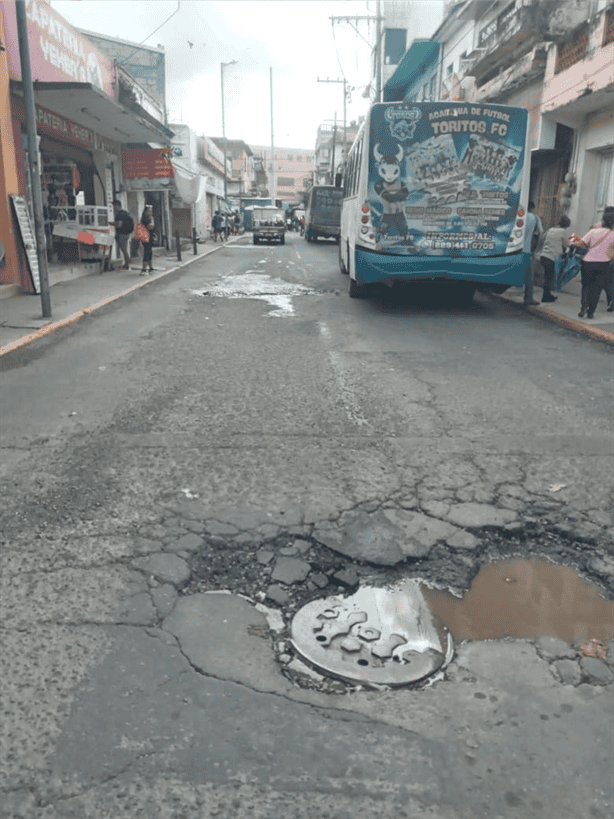 Denuncian calles en mal estado en la zona de mercados de Veracruz