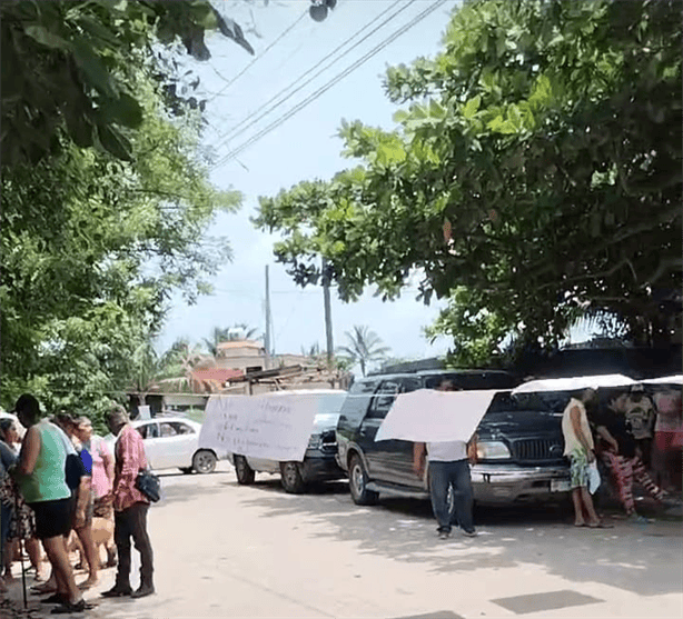 Vecinos de Antón Lizardo bloquean entradas por falta de energía eléctrica