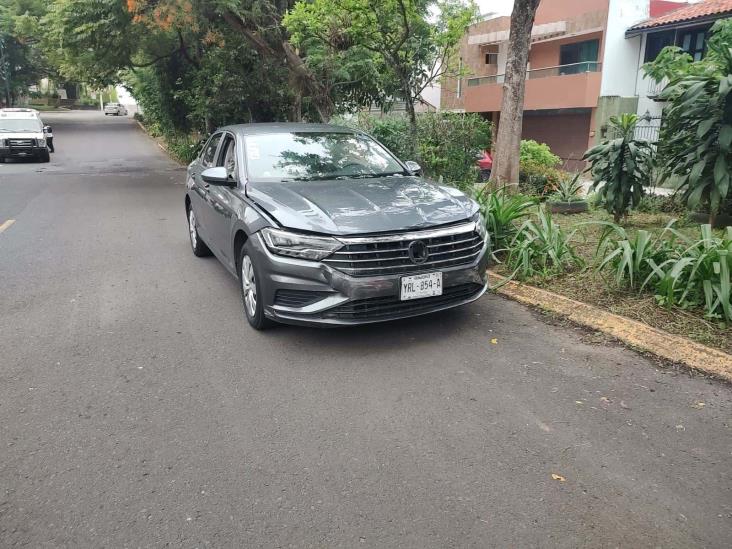 Jetta choca contra auto sin control en fraccionamiento de Xalapa