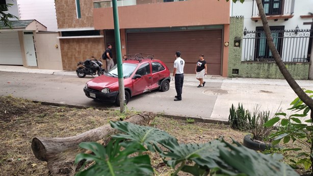 Jetta choca contra auto sin control en fraccionamiento de Xalapa