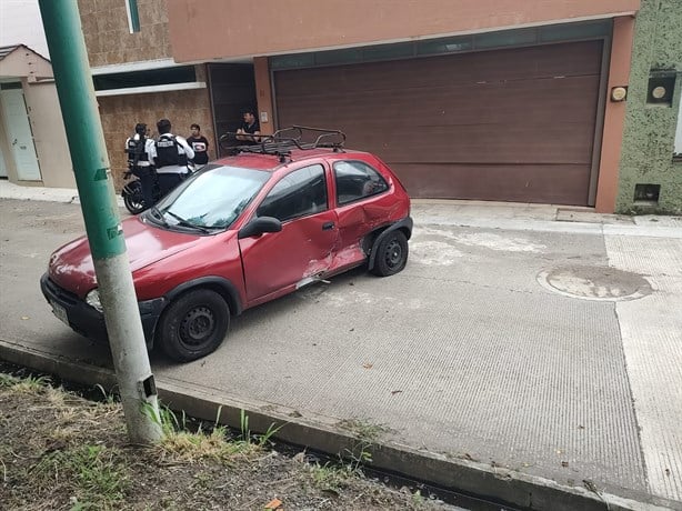 Jetta choca contra auto sin control en fraccionamiento de Xalapa