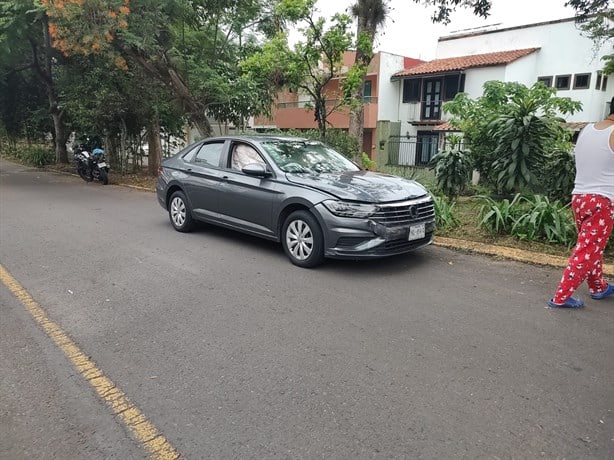 Jetta choca contra auto sin control en fraccionamiento de Xalapa