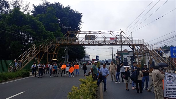 Alto al hostigamiento laboral: trabajadores de CMAS Coatepec bloquean carretera