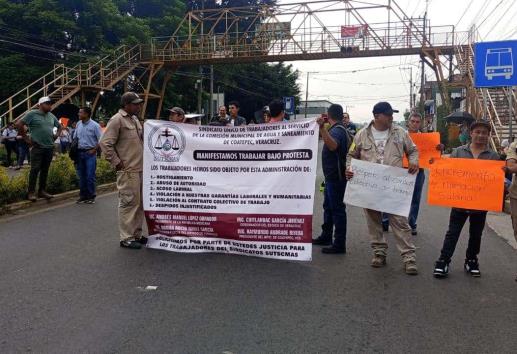 Alto al hostigamiento laboral: trabajadores de CMAS Coatepec bloquean carretera