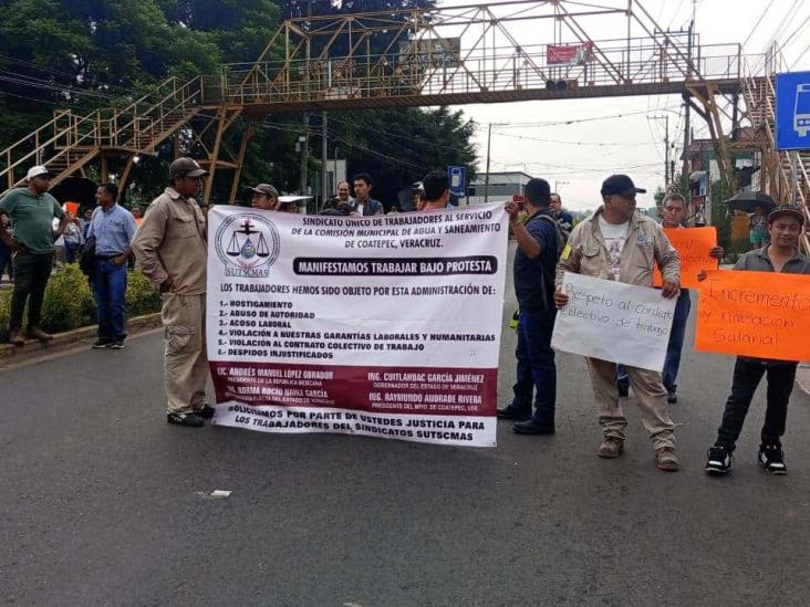 Alto al hostigamiento laboral: trabajadores de CMAS Coatepec bloquean carretera