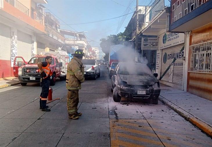 Camioneta sufre conato de incendio, en el centro de Córdoba