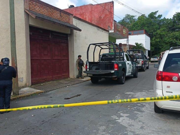 Asesinan a golpes a comerciante y dos más en Fortín de las Flores