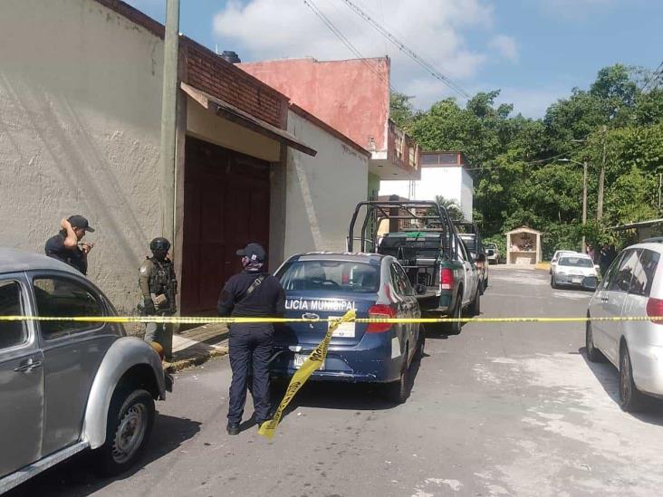 Asesinan a golpes a comerciante y dos más en Fortín de las Flores