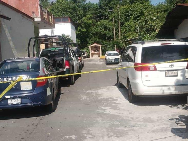 Asesinan a golpes a comerciante y dos más en Fortín de las Flores