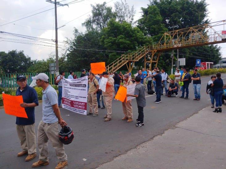 Exigen reinstalación de trabajadores despedidos en CMAS Coatepec