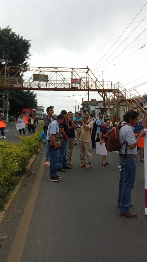 Exigen reinstalación de trabajadores despedidos en CMAS Coatepec