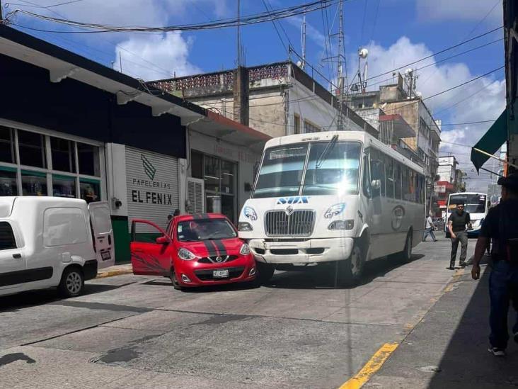 Autobús del SUX choca contra un auto en Altamirano, en Xalapa