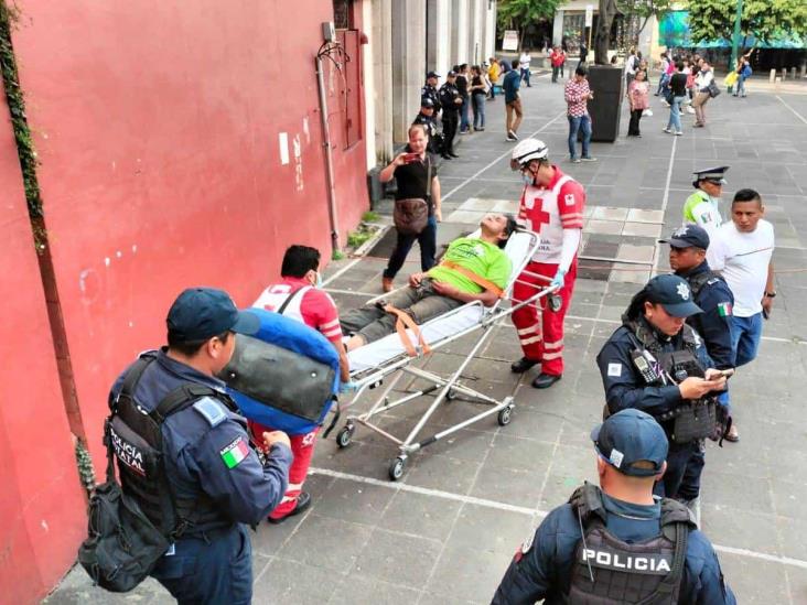 Hombre ingiere veneno en escalinatas de Catedral de Xalapa y colapsa