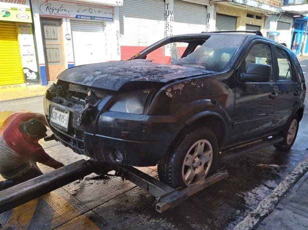 Camioneta sufre conato de incendio, en el centro de Córdoba