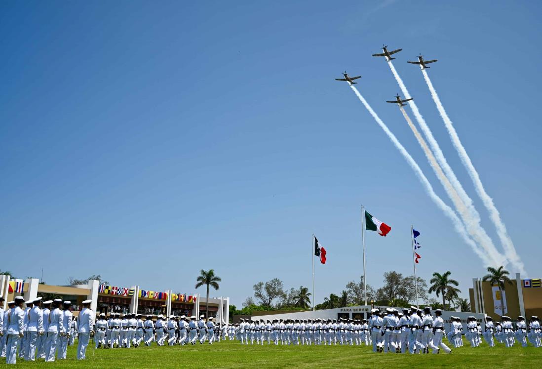 Se gradúan 166 guardiamarinas de la Escuela Naval Militar en Antón Lizardo