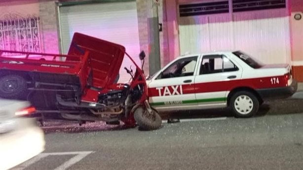 Trimoto se estampa de frente contra taxi de Río Blanco en Orizaba