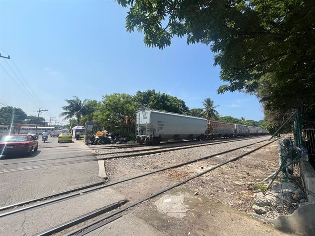 Automóvil es impactado por el tren en la avenida Yáñez en Veracruz