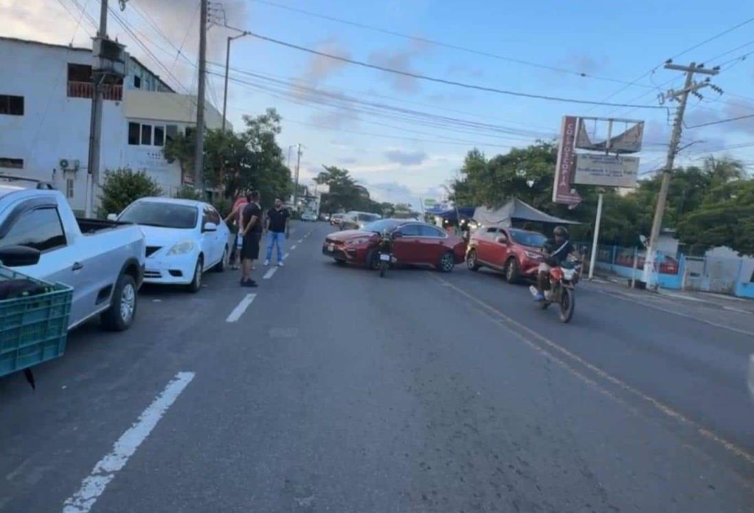 Automóvil choca contra motociclista en calles de Cardel