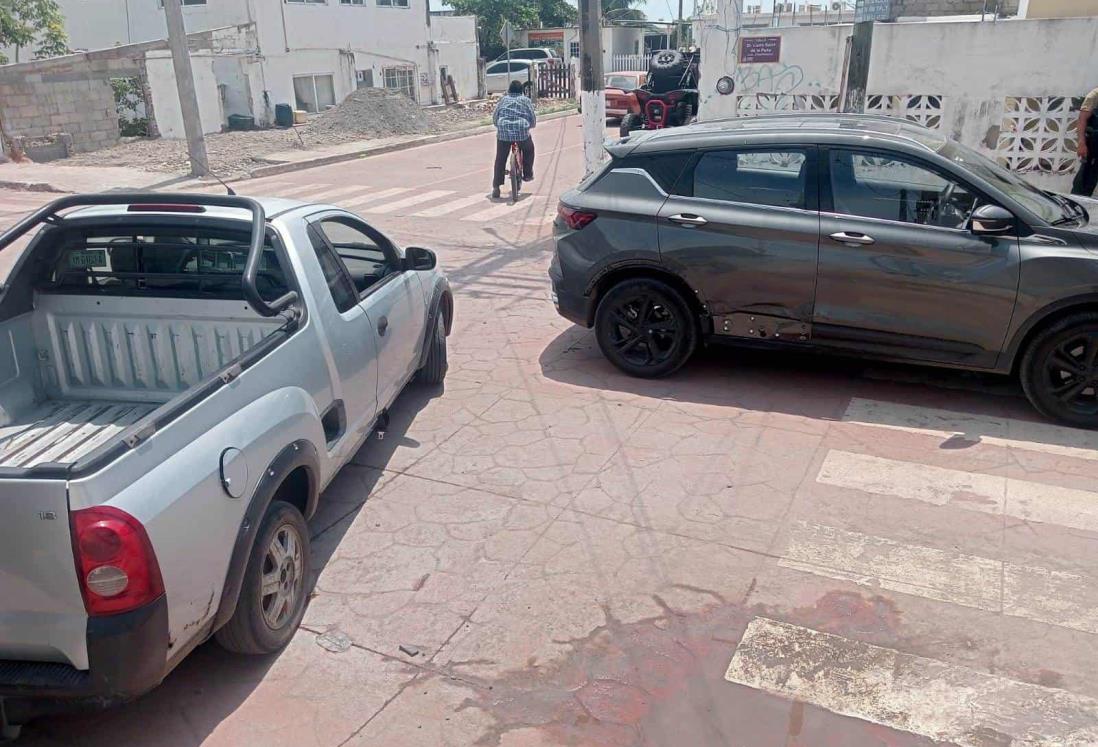 Camionetas chocan en calles de Úrsulo Galván