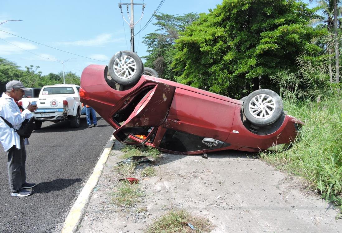 Volcadura de Automóvil deja a Obrero de Vidriera Lesionado