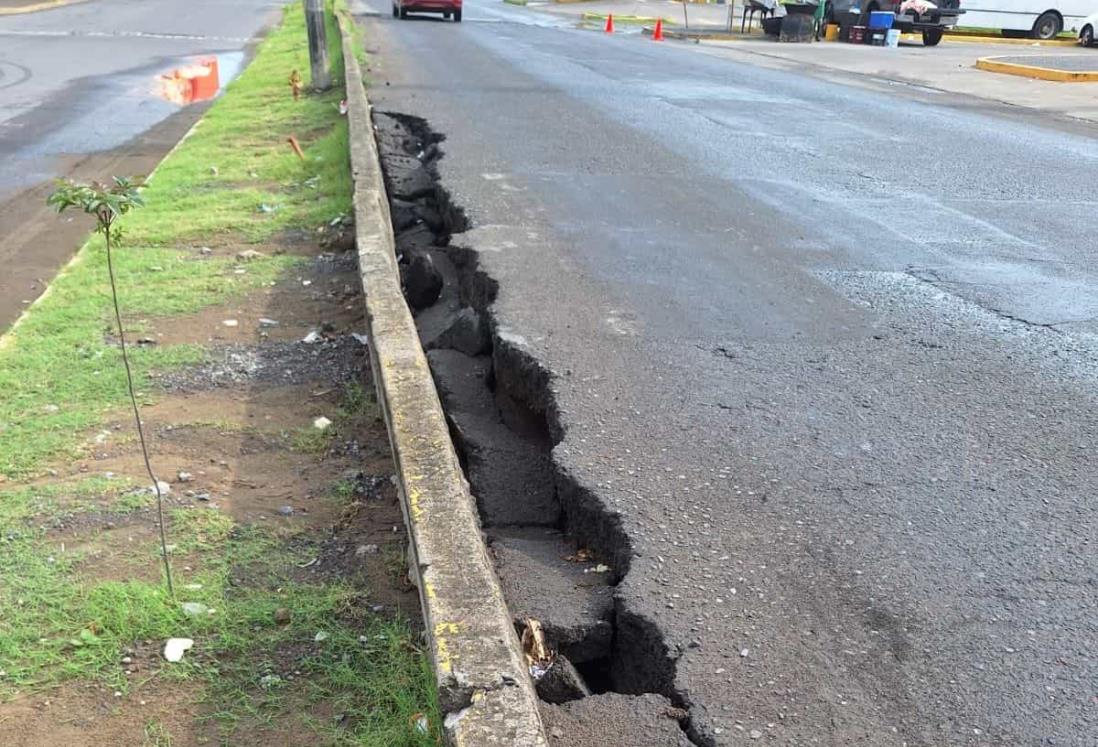 Lluvias forman hundimiento en calles de Lomas de Río Medio