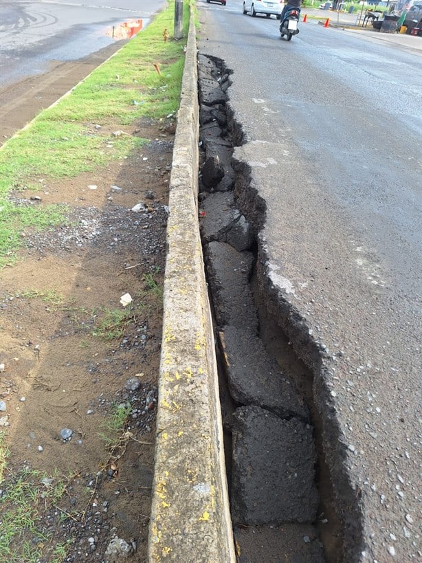 Lluvias forman hundimiento en calles de Lomas de Río Medio