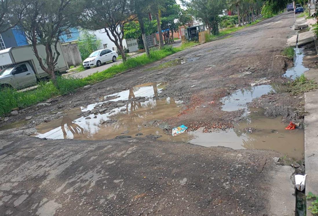 Más baches que calles, así está la avenida río Era en Lomas del Río Medio III, en Veracruz