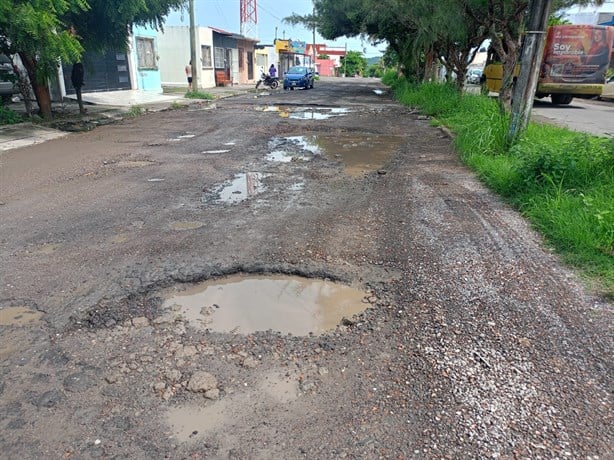 Más baches que calles, así está la avenida río Era en Lomas del Río Medio III, en Veracruz