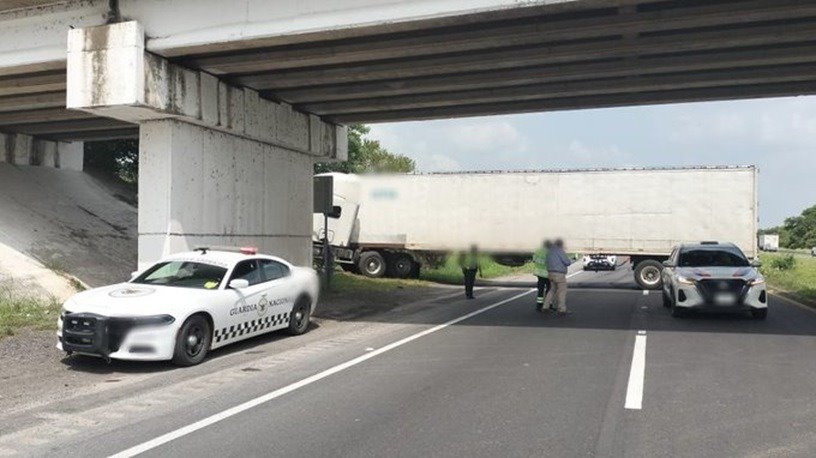 Tractocamión queda atravesado en autopista La Tinaja a Cosamaloapan después de perder control