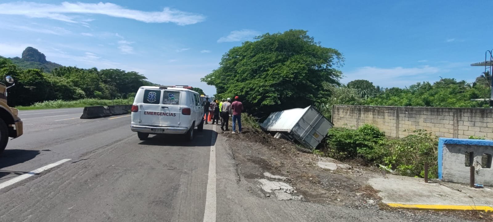 Tráiler se sale de la carretera Matamoros-Puerto Juárez por malas condiciones de la vía