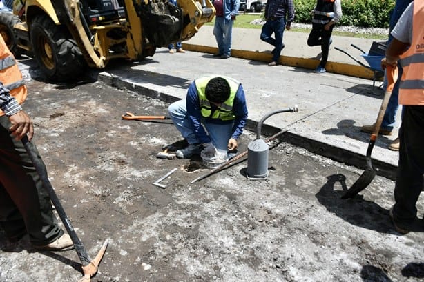 Fuga de agua, causa de socavón en Xalapa; circulación restringida