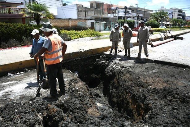 Fuga de agua, causa de socavón en Xalapa; circulación restringida