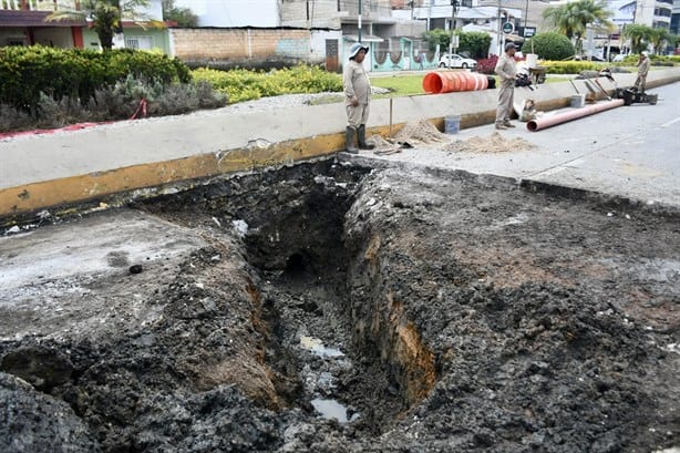 Fuga de agua, causa de socavón en Xalapa; circulación restringida