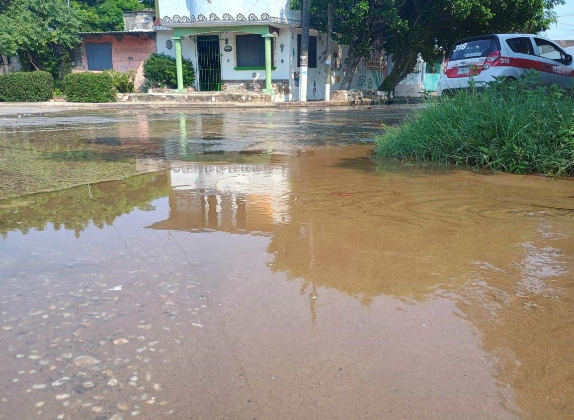 Vecinos de la colonia Manuel Ávila Camacho denuncian preocupante fuga de agua