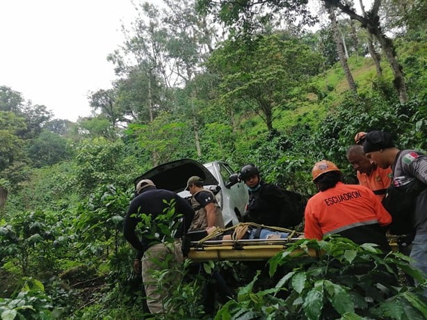 Cae auto a un barranco en El Esquilón de Jilotepec; conductora resulta lesionada