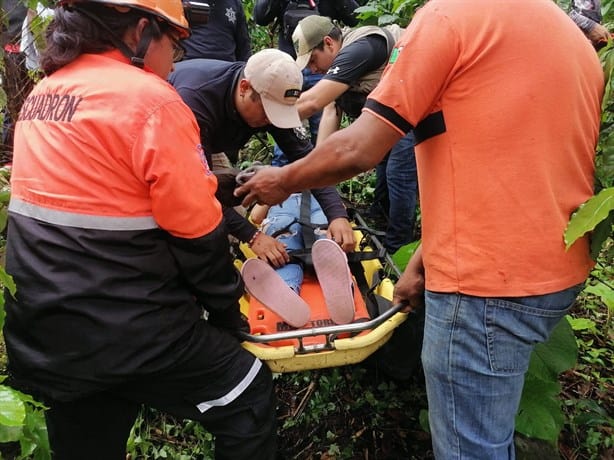 Cae auto a un barranco en El Esquilón de Jilotepec; conductora resulta lesionada