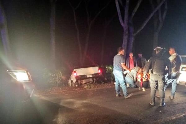 Camioneta se accidenta y cae a un desnivel en El Mirador, en Totutla