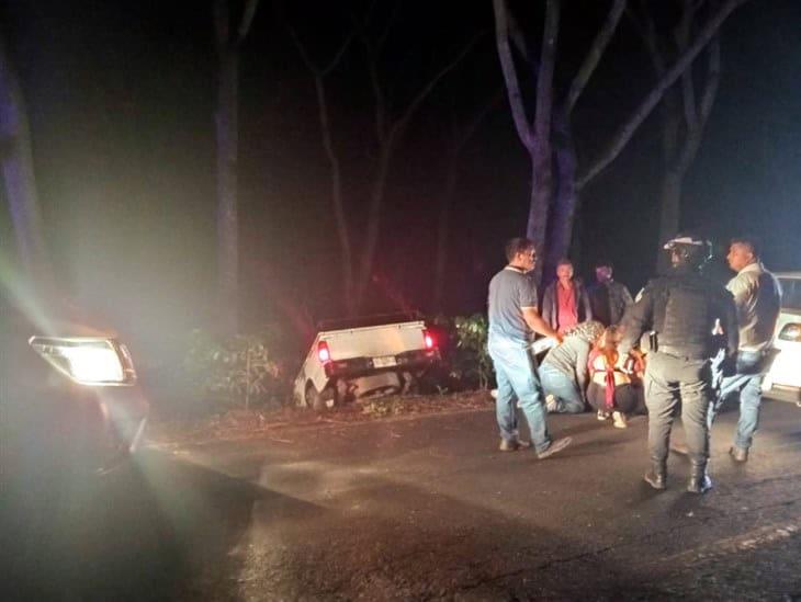 Camioneta se accidenta y cae a un desnivel en El Mirador, en Totutla