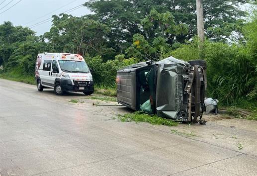 Conductor se duerme y vuelca su camioneta sobre la carretera Las Trancas - Coatepec