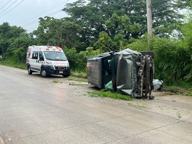 Conductor se duerme y vuelca su camioneta sobre la carretera Las Trancas - Coatepec