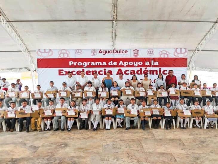 Noé Castillo encabeza ceremonia de reconocimiento a mejores promedios del municipio